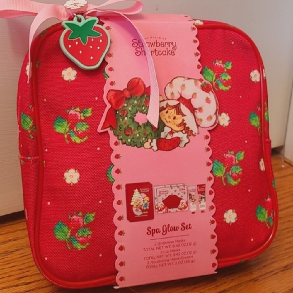 Strawberry Shortcake Spa Set 🍓 - Picture 2 of 3
